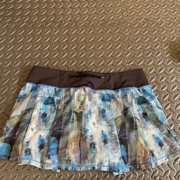Lululuemon skirt 10 - Picture 2 of 3